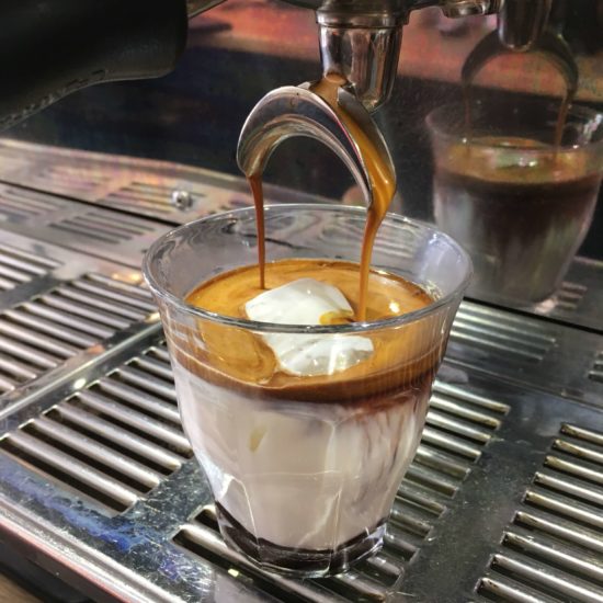 Affogato al caffè in der Kaffeerösterei Kaffeestopp
